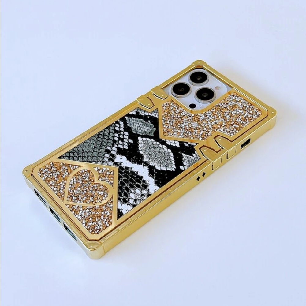 iPhone 13 leopard skin case very beautiful.